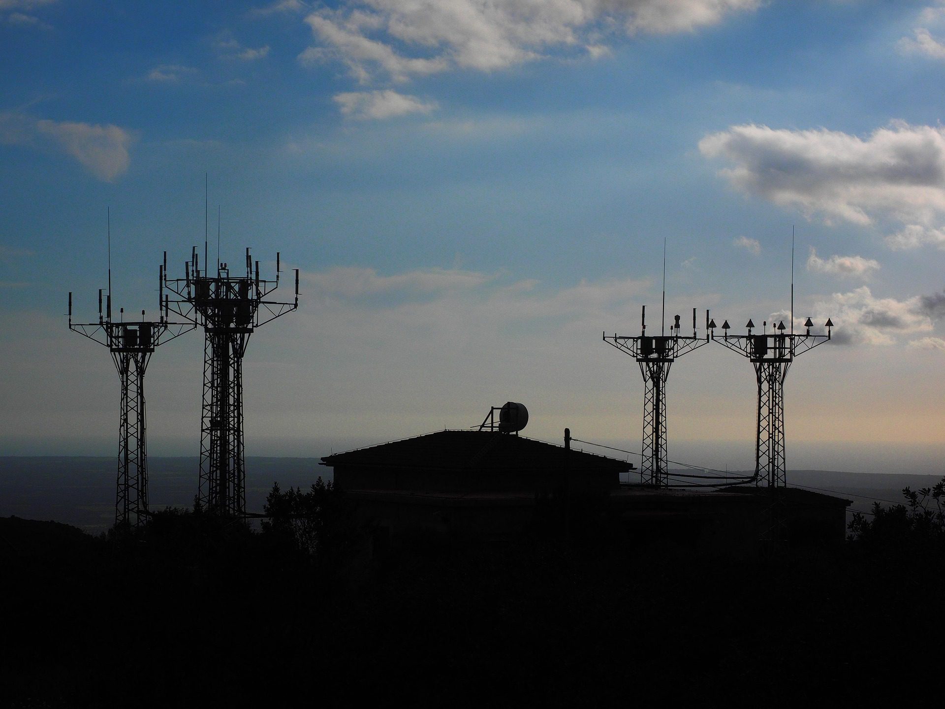 How Much Is My Cell Tower Lease Worth? Understanding Lease Valuation